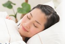 自然と良質な睡眠、眠りに就く女性