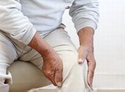 膝の関節痛に悩む男性