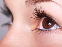 瞳の保護効果やコントラスト調整効果で健やかな瞳の女性