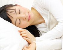 リラックスアミノ酸により良質な睡眠を取る女性