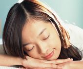 セロトニンの分泌が促され快眠効果を実感する女性
