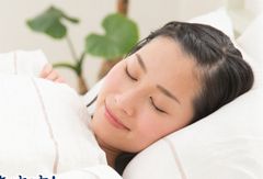 トリプトファンやビタミンB6の効果でぐっすりと睡眠をとる女性