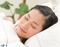 セロトニンの分泌が促され、ぐっすりと睡眠をとる女性