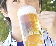 ビールを飲む男性